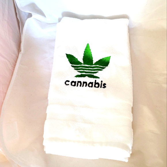 Cannabis Embroidered Leaf 🍃 Hand Towel - Picture 3 of 3